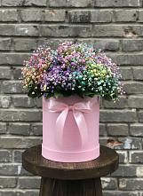 Цветочная композиция из Гипсофила и Розы в шляпной коробке в Карымском