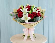 Букет цветов из:  Лилии и Розы в Карымском