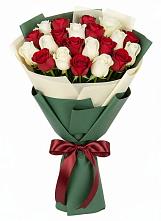 Букет Микс из красных и белых роз в Карымском