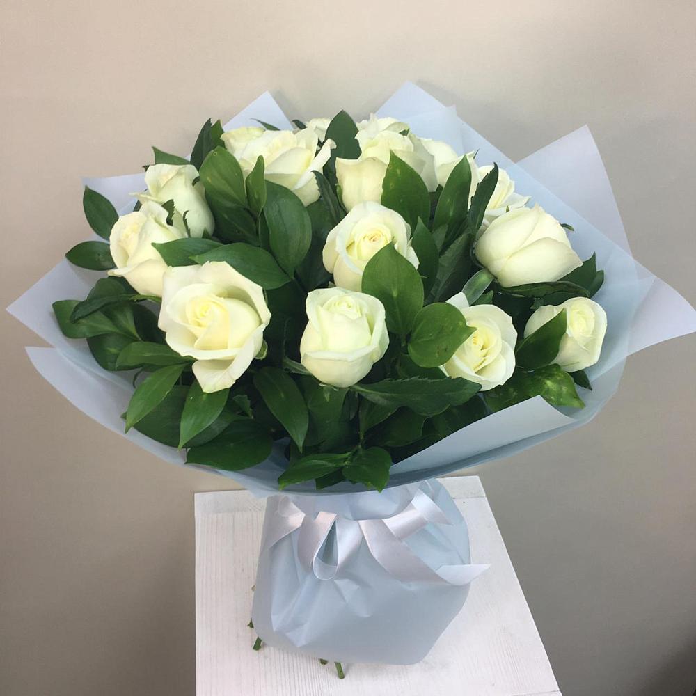 Букет 15 Белых роз Проуд в Карымском