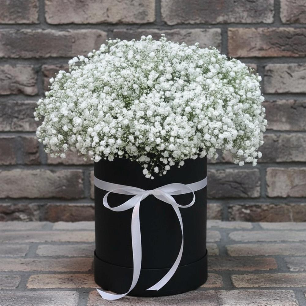 Цветочная композиция из Гипсофила в шляпной коробке в Карымском