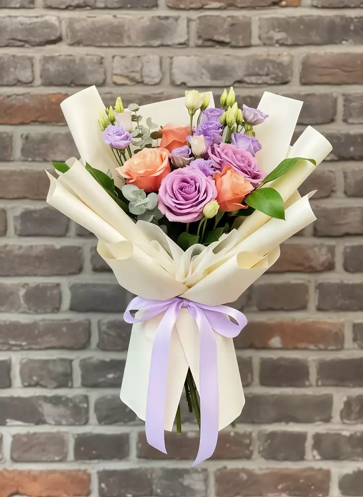 Букет цветов из: Лизиантусы и Розы в Карымском