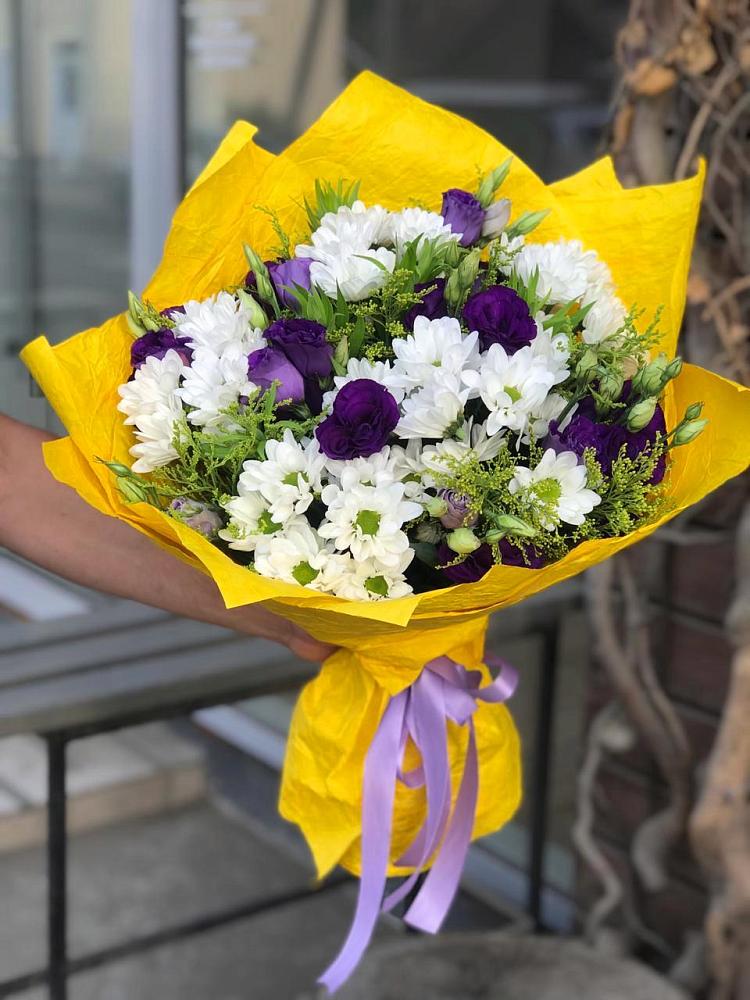 Букет цветов из: Ирисы, Хризантемы и Ромашки в Карымском