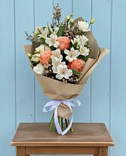 Букет цветов из:  Альстромерии, Лизиантусы, Розы и Хризантемы в Карымском