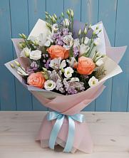 Букет цветов из:  Лизиантусы, Розы, Альстромерии и Гипсофила в Карымском