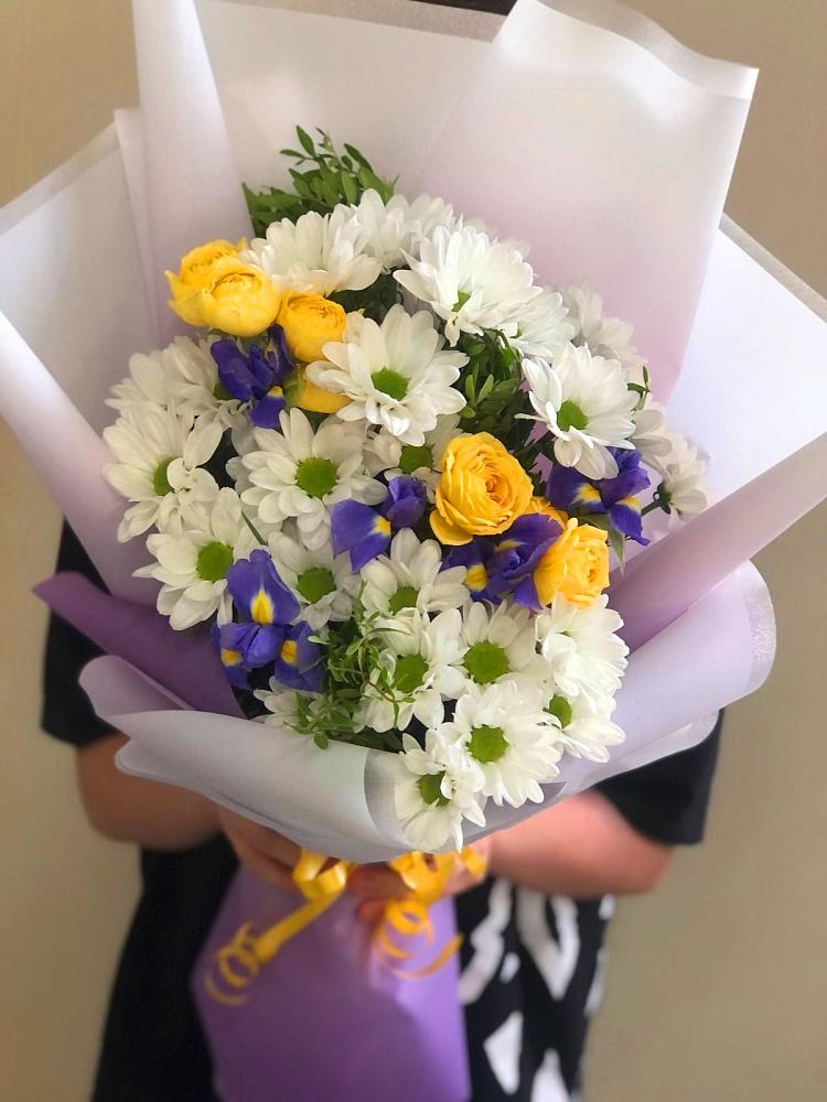 Букет цветов из: Ирисы, Хризантемы и Розы в Карымском