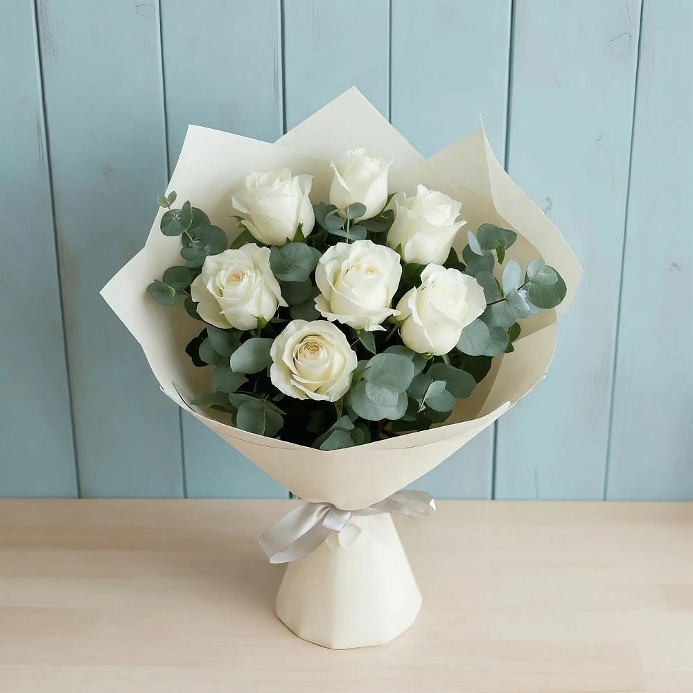 Букет Белые розы в Эвкалипте в Карымском