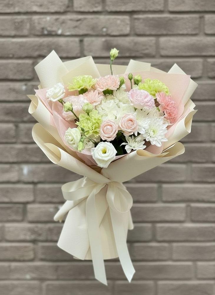 Букет цветов из: Гвоздики, Розы, Лизиантусы и Хризантемы в Карымском