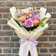 Букет цветов из:  Лизиантусы и Розы в Карымском