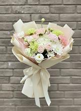 Букет цветов из:  Гвоздики, Розы, Лизиантусы и Хризантемы #REPLACE_PRED# Карымском
