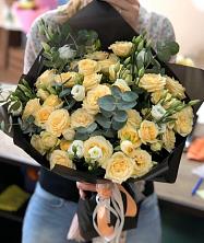 Букет птица счастья в Карымском Букет цветов из: Розы и Лизиантусы в Карымском