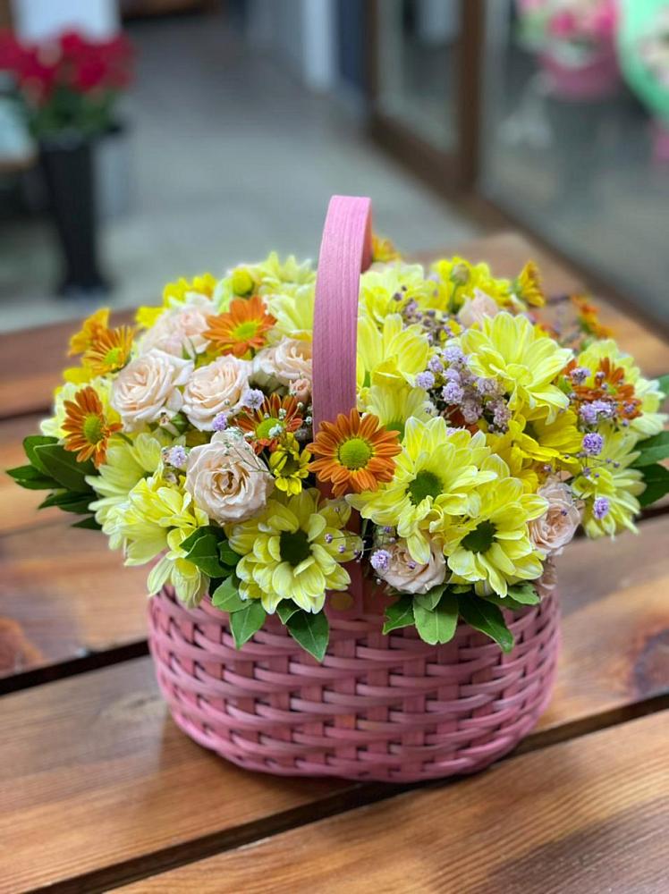 Цветочная композиция из Хризантемы и Розы в корзине в Карымском