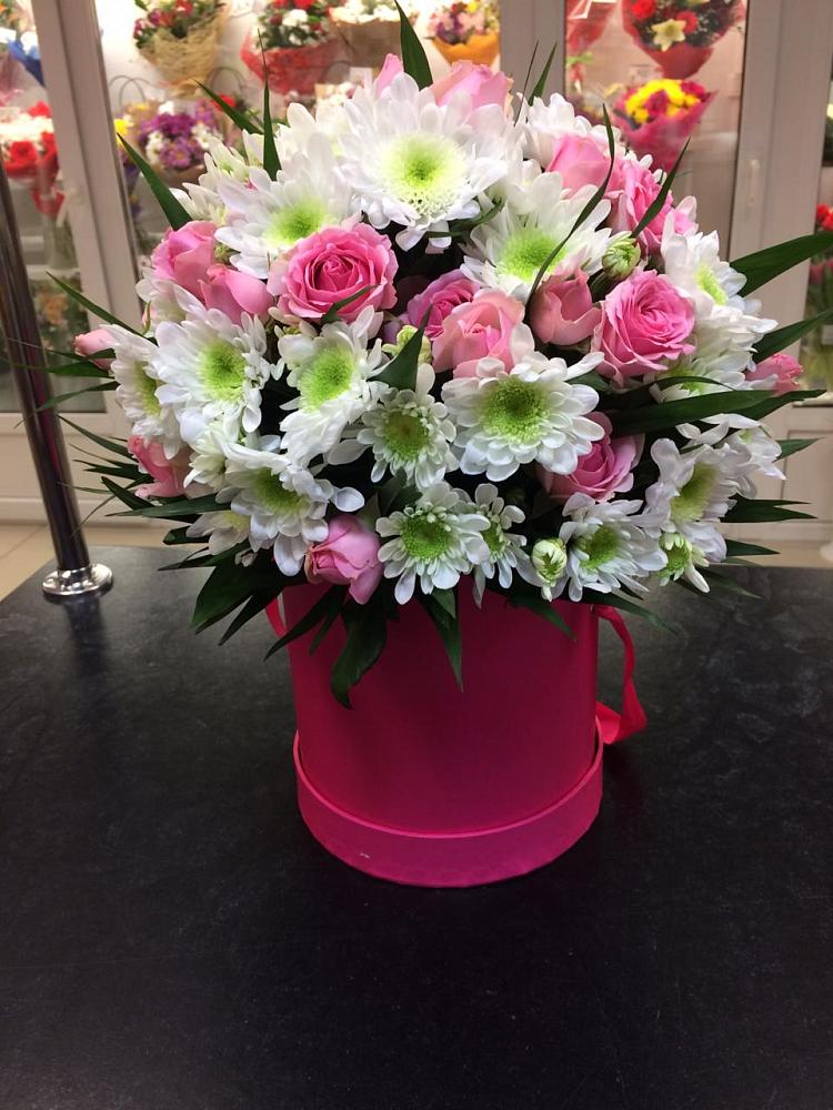 Цветочная композиция из Розы и Хризантемы в шляпной коробке в Карымском