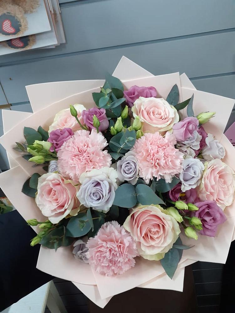 Букет цветов из: Розы, Гвоздики и Лизиантусы в Карымском