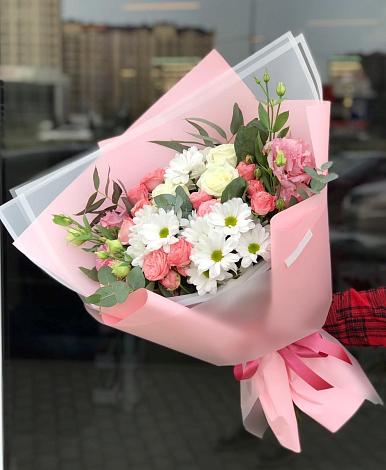 Букет цветов из: Розы, Лизиантусы и Хризантемы в Карымском