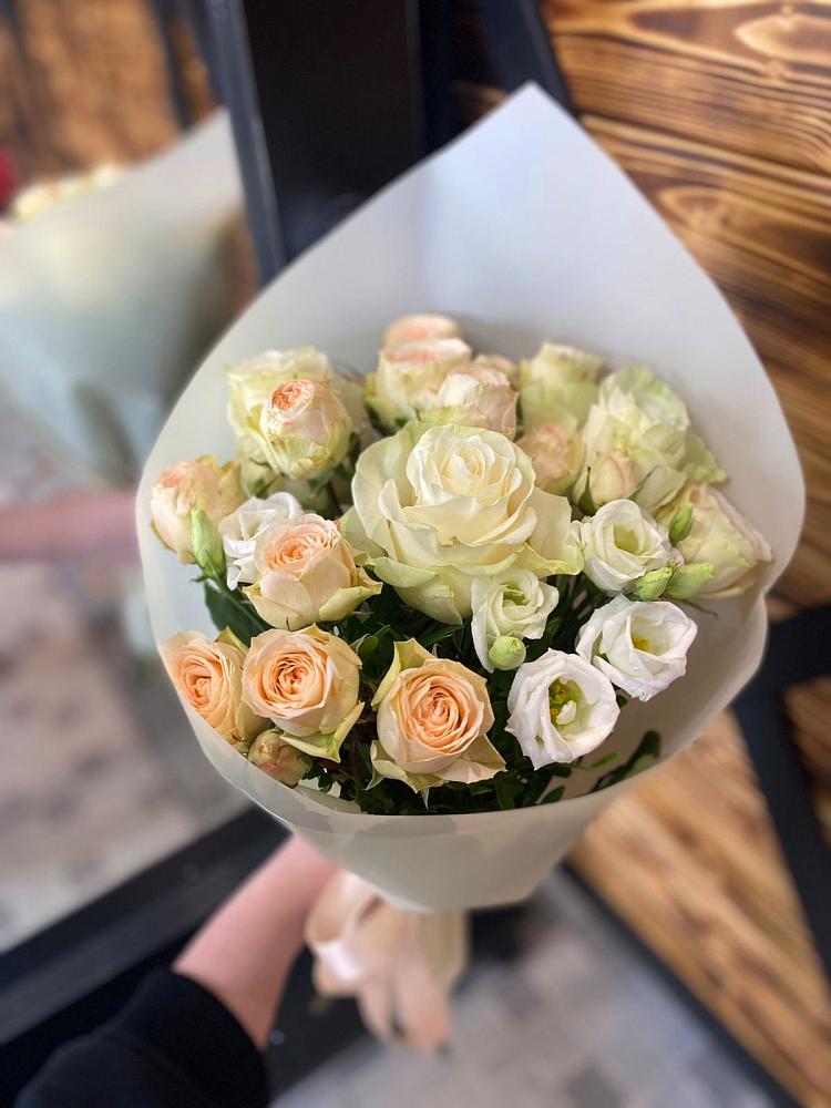 Букет цветов из: Розы и Лизиантусы в Карымском